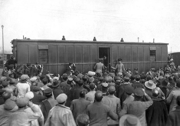 Una multitud se agolpa en el vagón del tren tras descubrirse los asesinatos