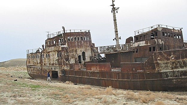 Imagen de uno de los barcos varados en el mar de Aral
