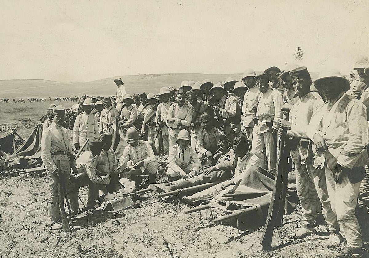 Melilla, mayo de 1912. Guerra de Marruecos, el medico practicandole la primera cura al teniente Mola de las fuerzas regulares