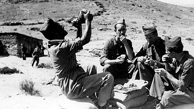 Los soldados, en el descanso de la batalla, en 1936