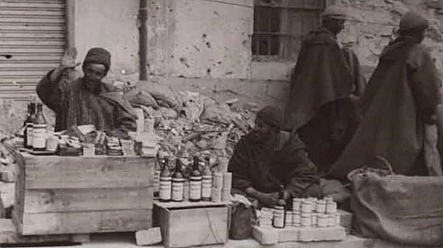 Un puesto marroqui, vendiendo alcohol y tabaco de contrabando en la Guerra Civil