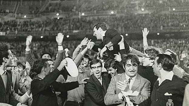 Partido de la Copa de Europa en el estadio Santiago Bernabéu. En la imagen, el árbitro, Ortiz de Mendíbil, a hombros de los «tifossi» italianos.