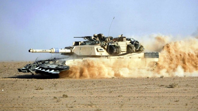Un M1A1 avanza a través de una duna en Iraq, en 2003