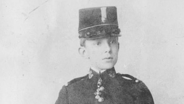 Fotografía de Alfonso XIII con doce años vestido con uniforme militar.