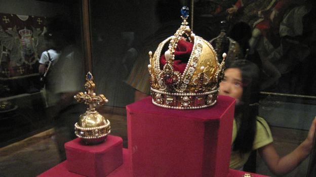 El conjunto de la Corona de Rodolfo II, con el orbe imperial y el cetro del Imperio.