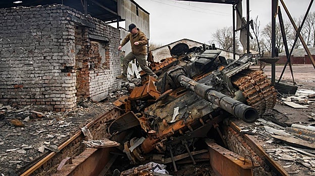 T-72 de origen soviético destruído en la invasión de Ucrania