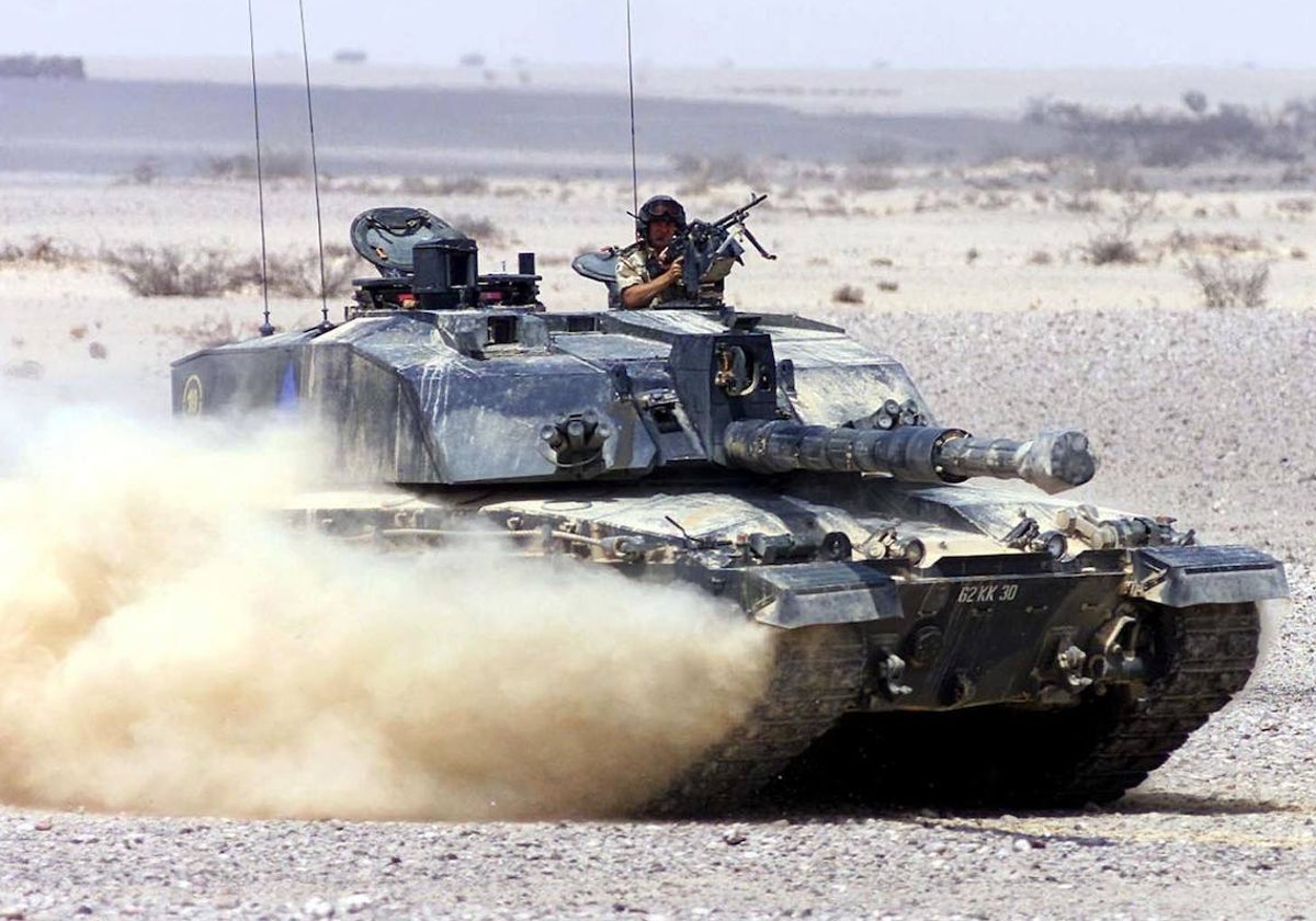 Los 'Royal Dragoon Guards' condicen un Challenger 2 durant eunos ejercicios en el desierto de Oman en 2001