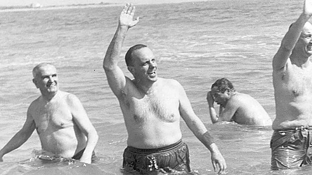 Fraga, durante su baño cerca de la playa de Palomares, en 1966