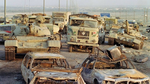 Una larga fila de vehículos, incluidos tanques y camiones T-62 de fabricación rusa, del ejército iraquí en 1991