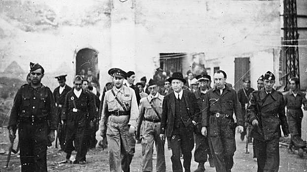 Francisco Largo Caballero visita el asedio del Alcázar, acompañado de oficiales y milicianos.