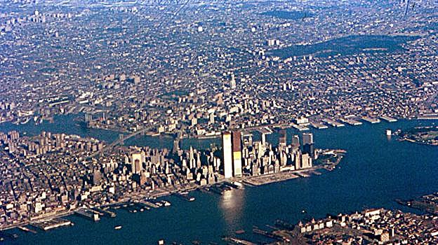 Vista área de Manhattan en 1971, se ven las torres gemelas en construcción.