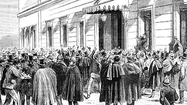 Multitud agolpada frente al Palacio de las Cortes, mientras se gestaba la proclamación de la República en el interior del edificio.