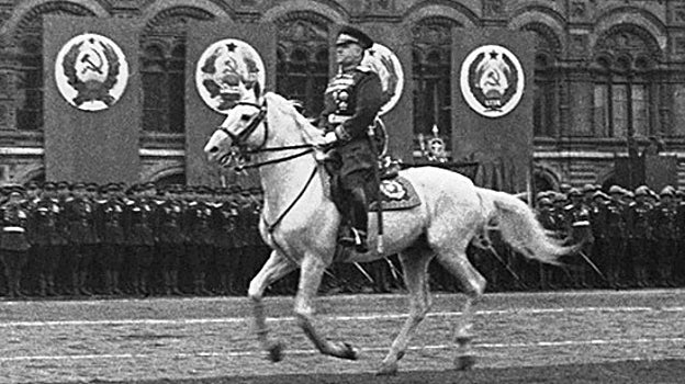 Zhukov, durante el desfile de la victoria en la Plaza Roja de Moscú en 1945