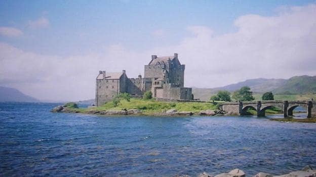 Vista del castillo de Eilean Donan desde el lago Alsh.