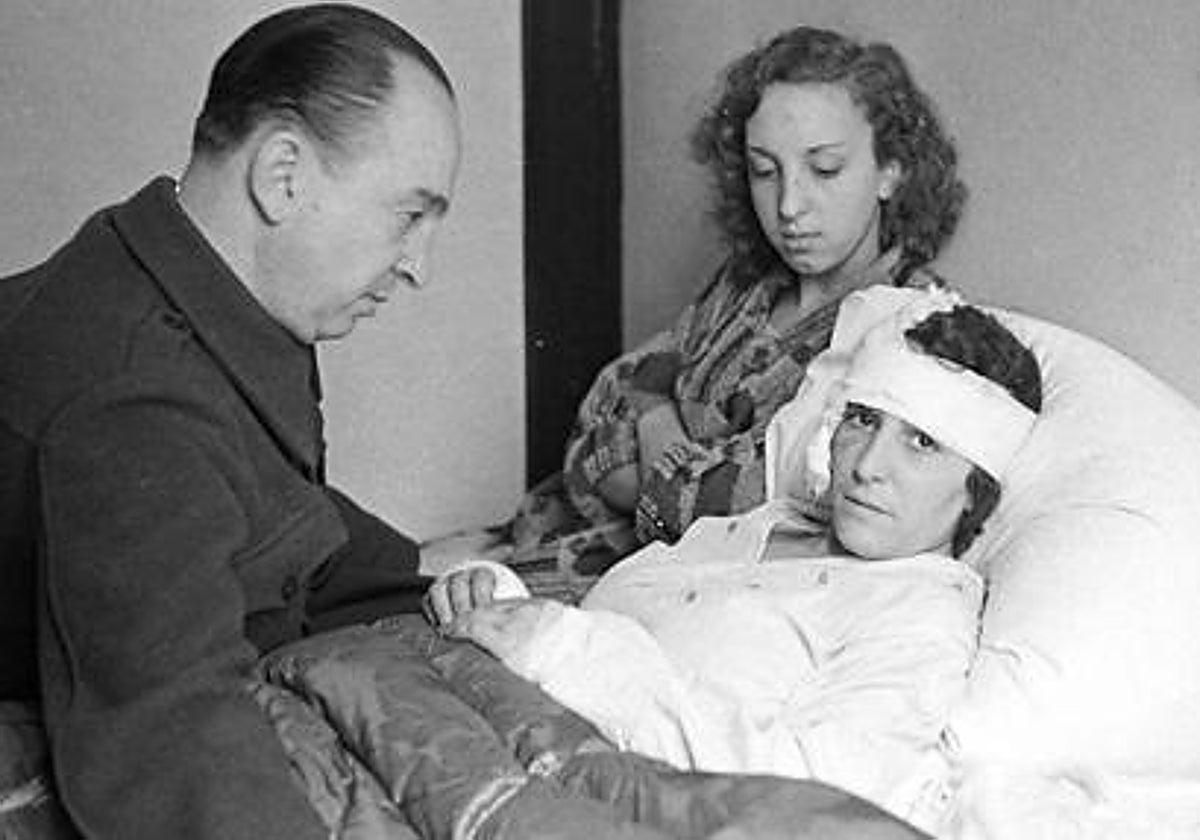 Melchor, en 1936, junto a su familia herida en un bombardeo