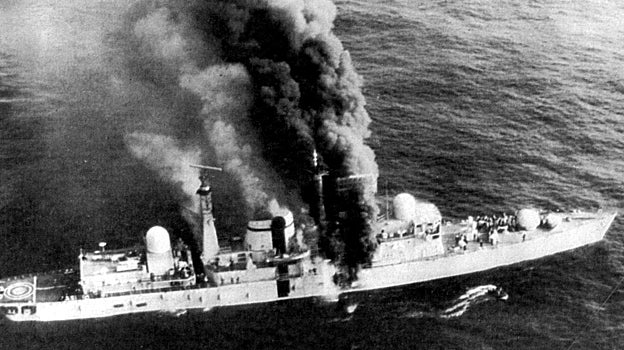 El 'HMS Sheffield',, tras el impacto del misil