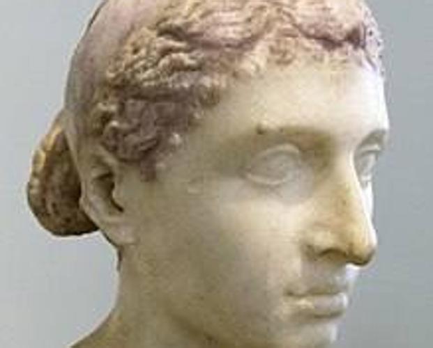 Escultura romana de Cleopatra con una diadema real, de mediados del siglo i a. C.