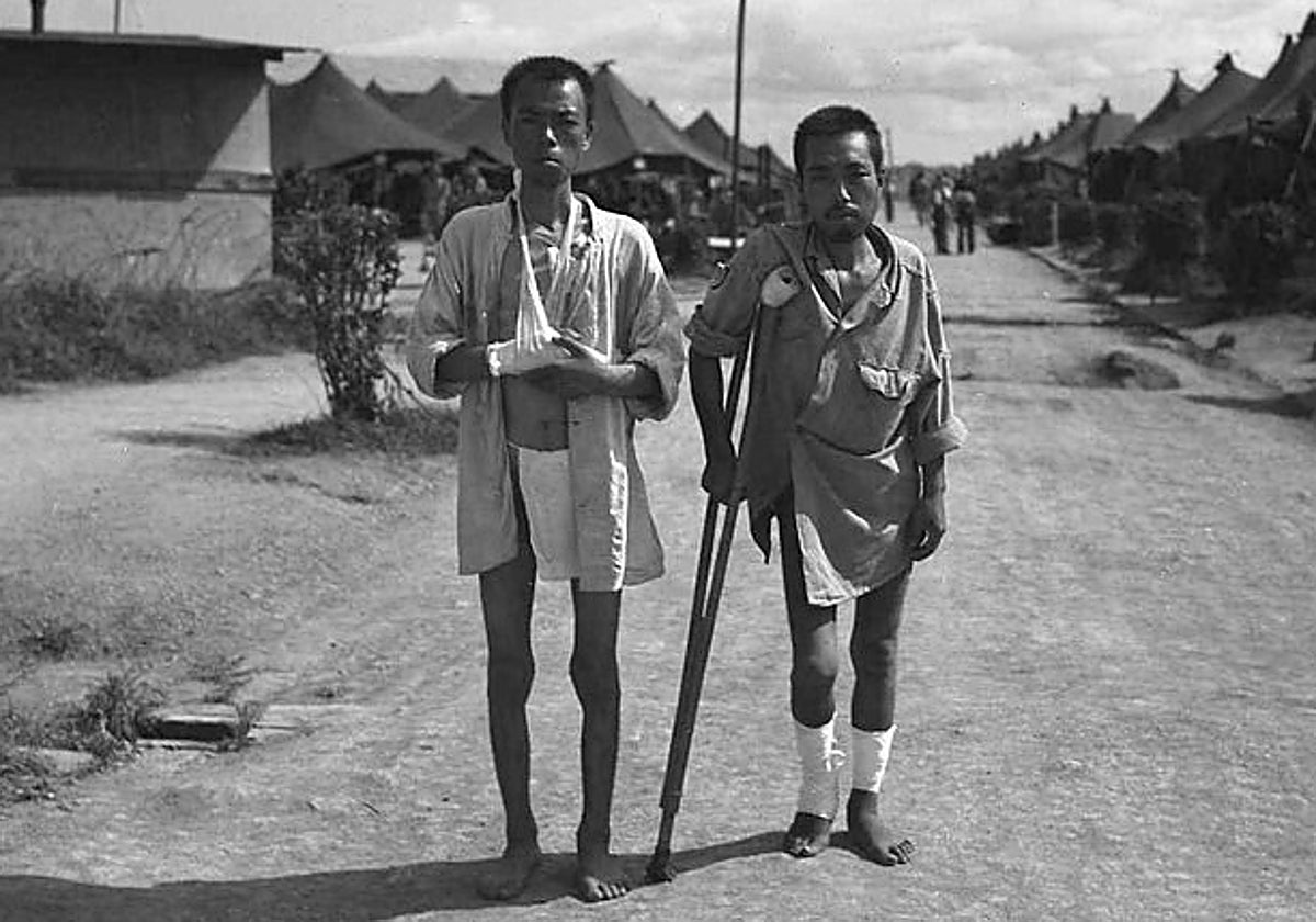 Prisioneros heridos de la batalla de Manila, en el campo de prisioneros de Bilibid, en 1945