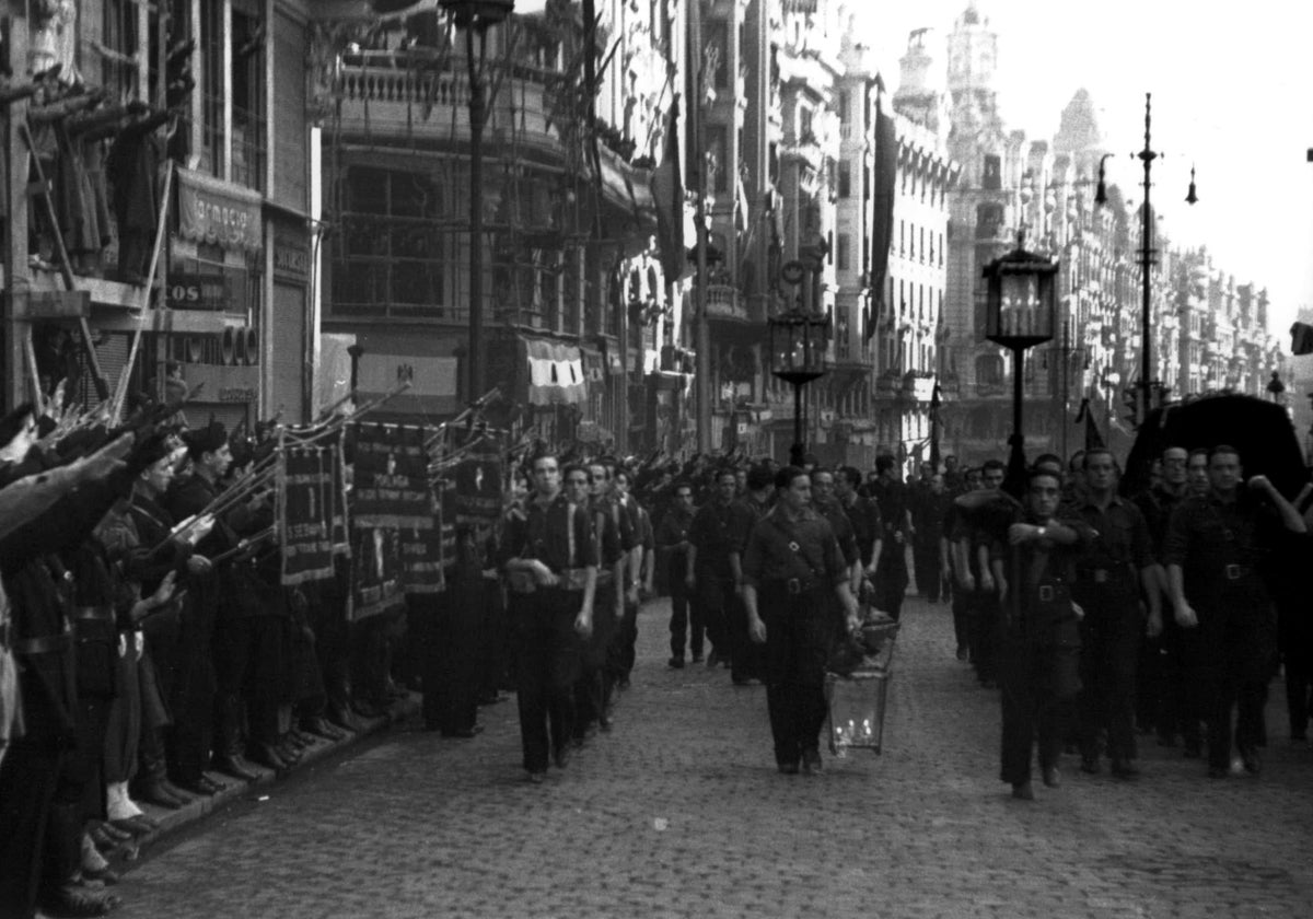 Llegada de los restos a la Gran Vía en 1939