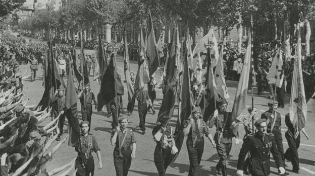 Desfile en 1941 de un grupo de falangistas en Madrid.