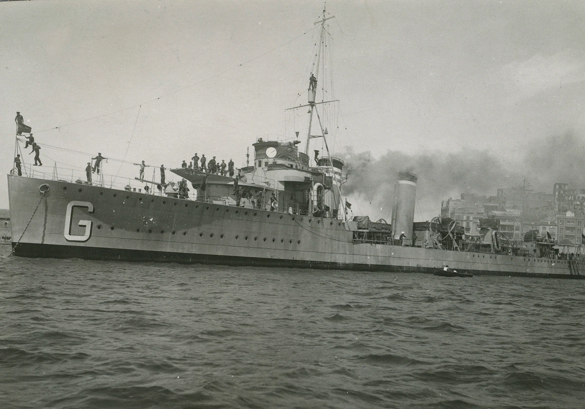 El nuevo destructor 'Gravina', reciénr entregado al Gobierno de la República, saliendo del puerto en 1936