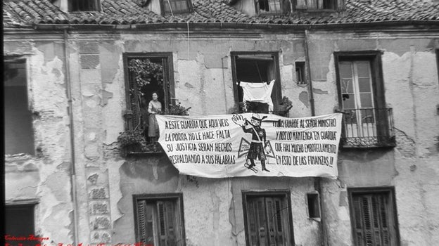 Un vecino de Pozas protesta antes el anuncio de la demolición del barrio en 1972