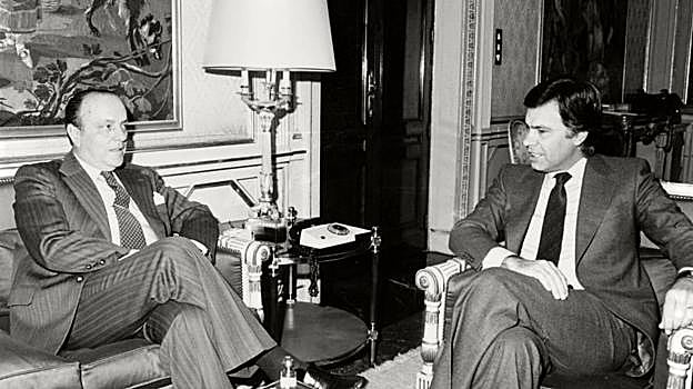 El líder de la oposición, Manuel Fraga, con el presidente del Gobierno Felipe González en 1983.)