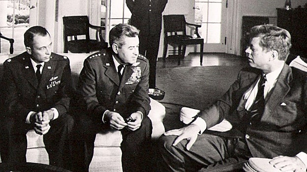 Kennedy discute con sus generales en la Casa Blanca tras los vuelos del avión espía U2