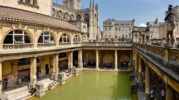 Baños públicos romanos en Bath, Inglaterra. Reconstrucción posterior del área de baños.