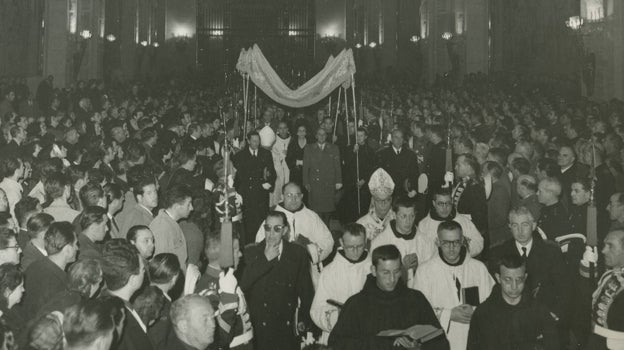 Inauguración oficial de la basílica de Santa María de la Cruz del Valle de los Caídos presidida por Francisco Franco.