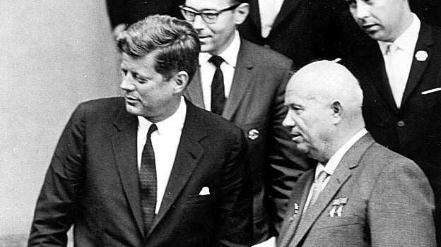 Los presidentes de la URSS y de los EEUU se reunieron en Viena en los sesenta para tratar asuntos tales como el desarme o la supresión de pruebas nucleares.