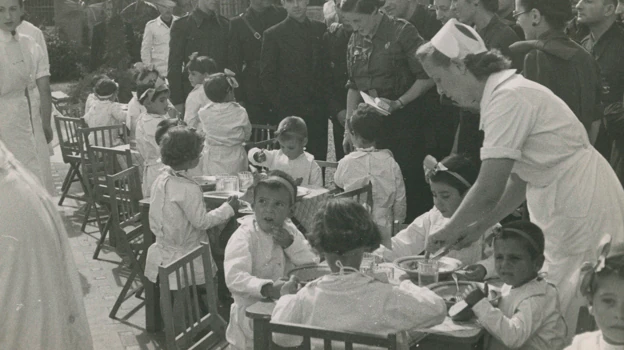 Barcelona, octubre de 1939. Pilar Primo de Rivera visitando las Instituciones de Auxilio Social en un hogar infantil