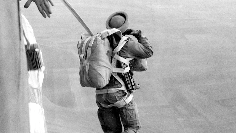 El primer combate a muerte de los paracaidistas españoles al mando de un veterano de la División Azul