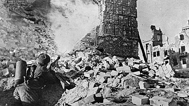 Los soviéticos avanzan entre las ruinas de la ciudad armados con lanzallamas