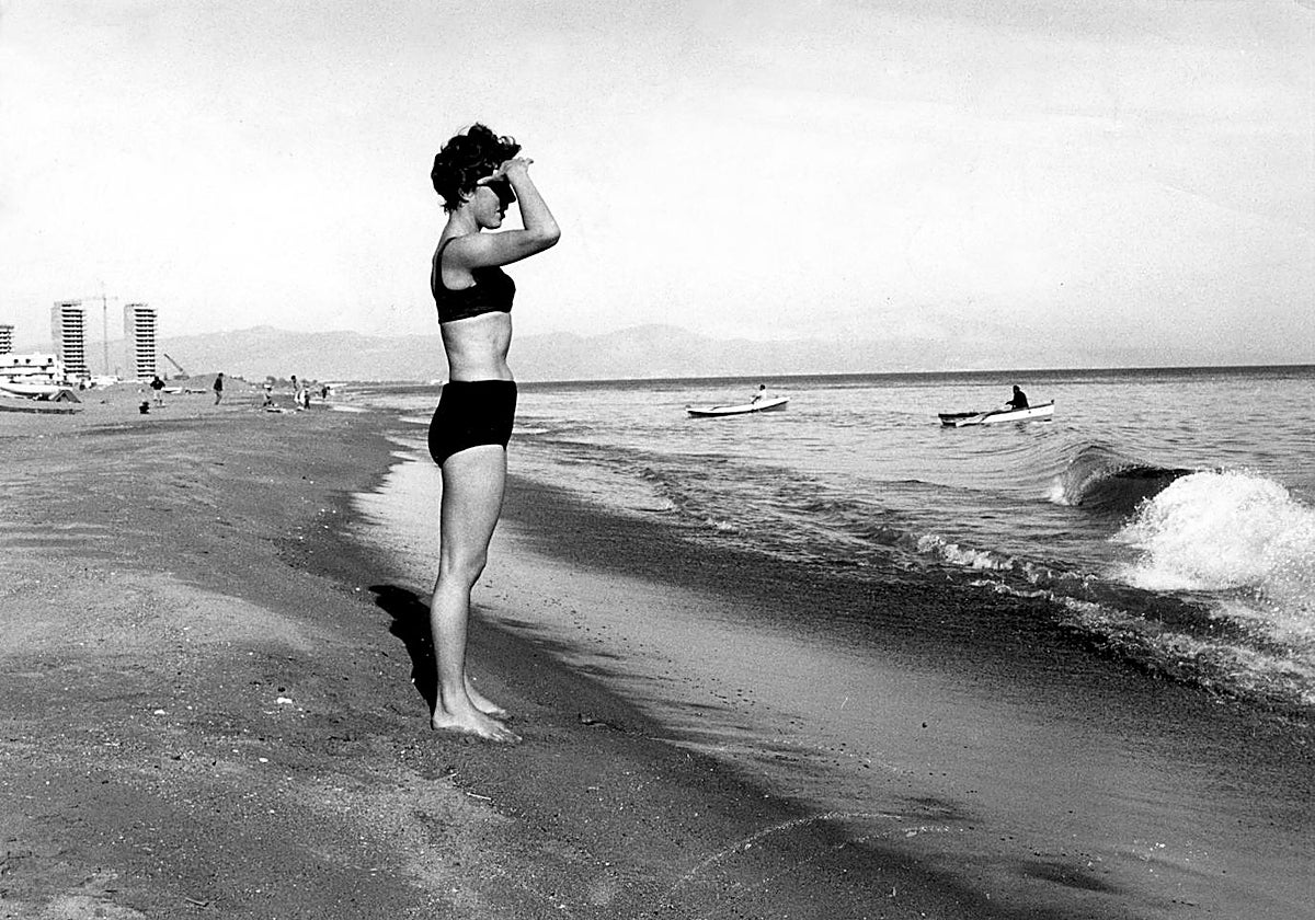 Una bañista en la playa de Torremolinos, en 1970