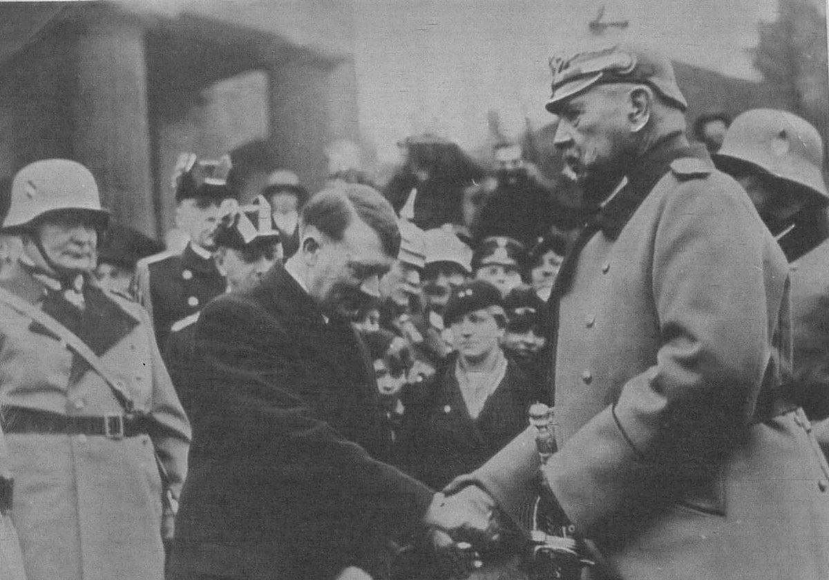 Paul Von Hindenburg, presidente de Alemania, Saluda al canciller Adolf Hitler en Postdam. A la izquierda, Hermann Goering