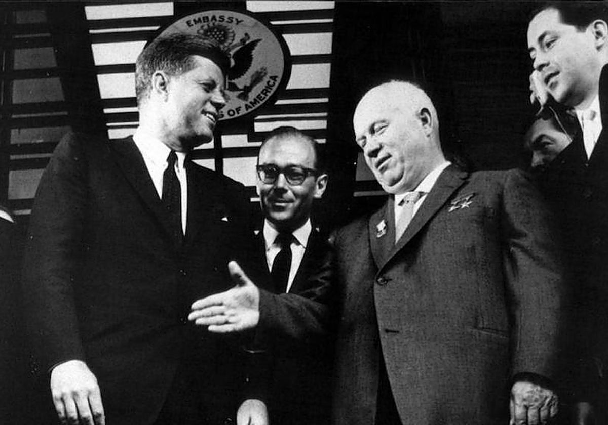 Kennedy y Kruschev, durante una reunión de Viena