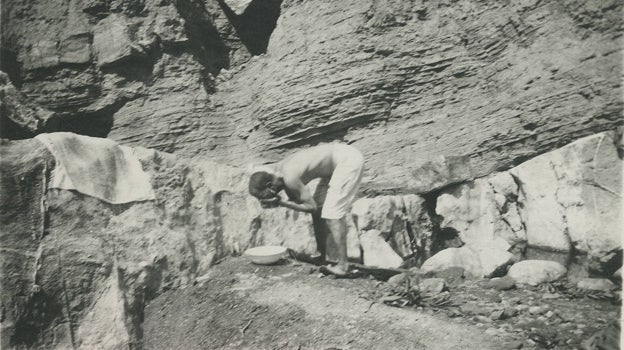 Prisionero español, lavándose en Axdir, en 1922