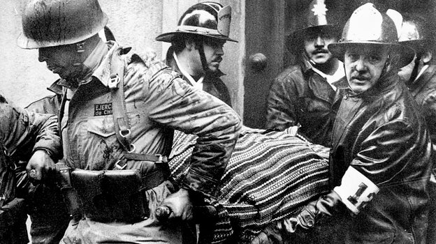 El cadáver de Salvador Allende, en el momento en que era sacado del Palacio de La Moneda, el 11 de septiembre de 1973