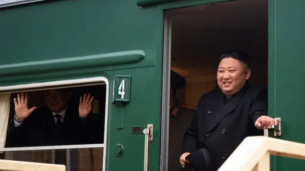 Kim Jong-un se apea de su tren blindado, en su última visita a Vladivostok en 2019