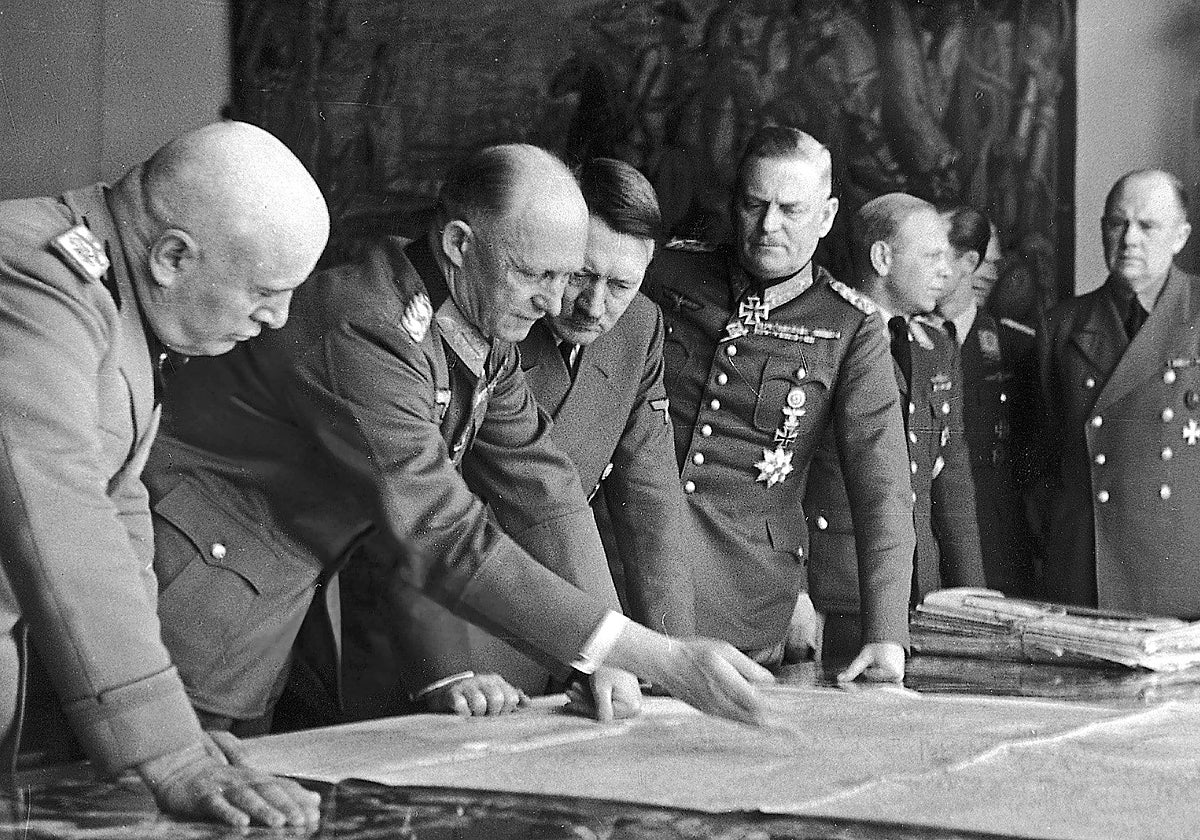 Mussolini y Hitler consultan los mapas de varias operaciones en 1942, en Salzburgo