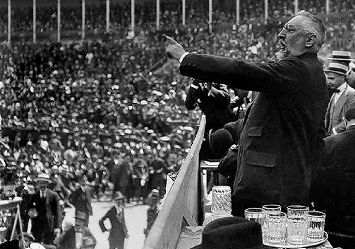 Unamuno, el principal defensor del español en el Congreso, durante uno de sus discursos