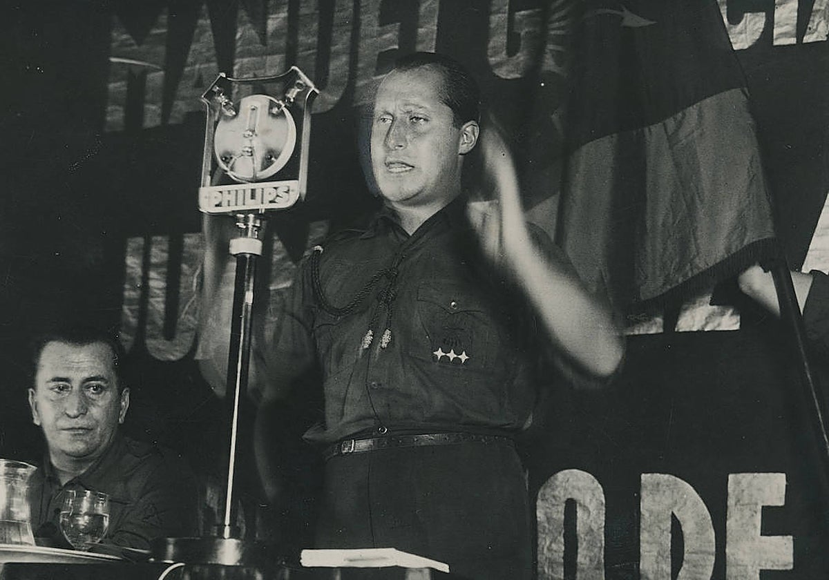 José Antonio Primo de Rivera, en un mitin de Falange Española en Madrid, en 1935