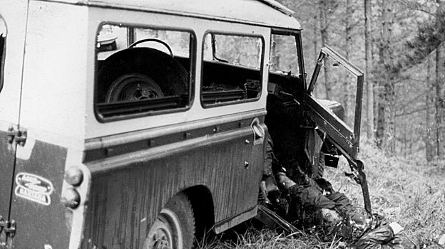 Uno de los fallecidos, extraídos del Land Rover tras la huída de los etarras