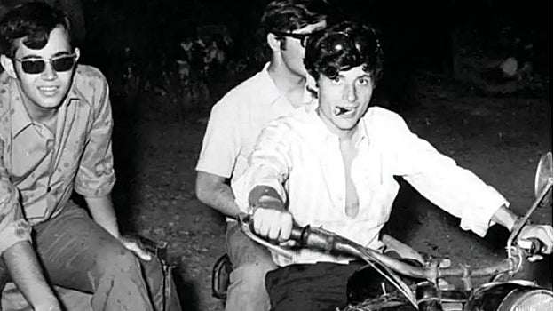 Puig Antich (a la derecha, conduciendo la moto), retratado en Puigtordera en 1971