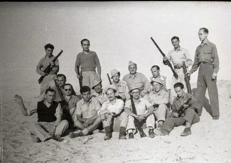 Imagen secundaria 1 - El fotógrafo Benno Rothenberg fue el fotoperiodista oficial en la Guerra de la Independencia israelí. Documentó tanto el conflicto bélico, como los entrenamiento de la Haganá, y posteriormente de las FDI, en 'Camp Yona' situado en las playas de Tel Aviv. Las imágenes que aparecen en este artículo datan de 1947