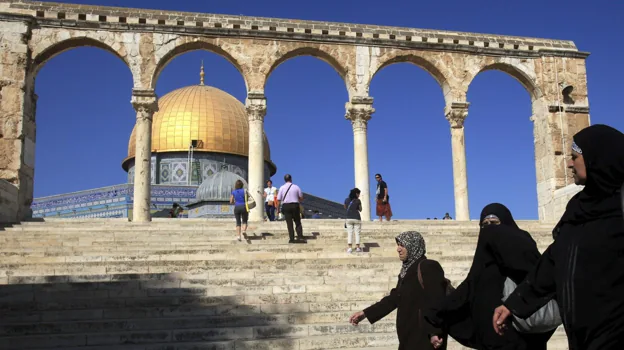 tres mujeres palestinas a su paso por el domo dorado del "Monte del Templo" o Explanada de las Mezquitas en la ciudad antigua de Jerusalén
