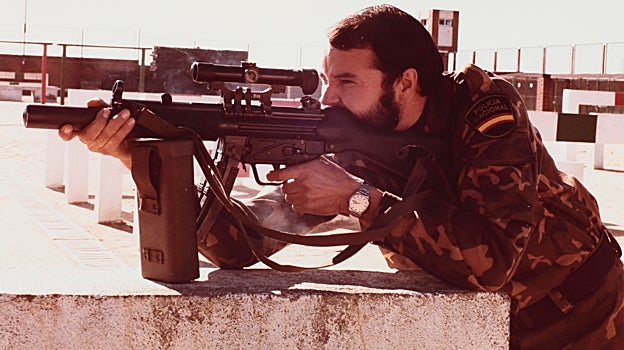 Miguel Jarque entrena con su MP5, equipada con silenciador