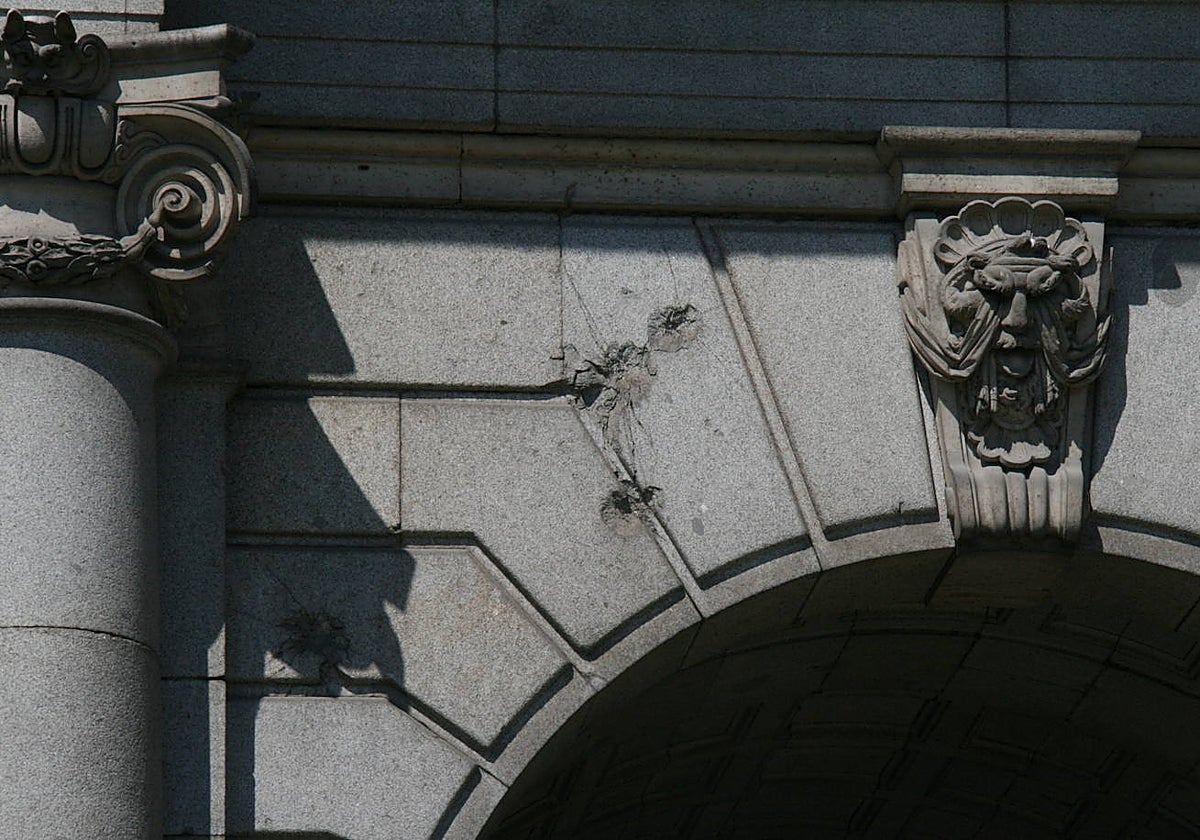 Impactos en la zona exterior de la Puerta de Alcalá, procedentes de la Guerra Civil