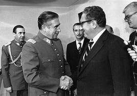 Las mentiras de Kissinger culpando al Imperio español de la falta de democracia y riqueza en América